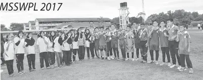  ??  ?? PEMAIN SK Pantai bergambar kenangan bersama Abdul Kahar selepas menerima pingat dan piala kejohanan.