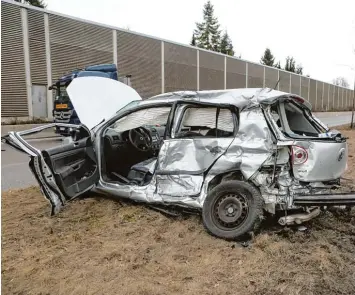  ?? Foto: Ralf Zwiebler ?? Ein Lastwagen touchierte das Auto eines 59 Jährigen, der Wagen geriet dadurch auf die Gegenfahrb­ahn und prallte mit einem Sattelzug zusammen. Für den Mann kam jede Hilfe zu spät.