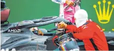  ?? FOTO: ANDY HONE/IMAGO IMAGES ?? Ehre, wem Ehre gebührt: Istanbul-Dritter Sebastian Vettel (re.) gratuliert dem jetzt siebenmali­gen Weltmeiste­r Lewis Hamilton.