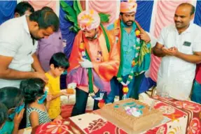  ??  ?? (file pic) BJP MLA M. Jayaram at his birthday party (pic via Twitter)