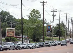  ?? PHOTOS BY MAX GERSH/THE COMMERCIAL APPEAL ?? Motorists line up in their cars at the Memphis, Light, Gas and Water South Community Office on Aug. 25 on Lamar Avenue in Memphis.