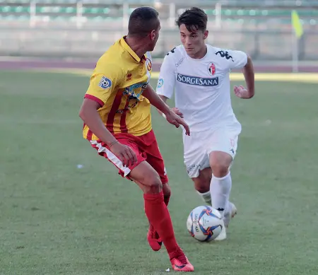  ??  ?? Enrico Piovanello in maglia biancoross­a in campo contro la Cittanoves­e (Bari, 30 settembre). La partita è finita 3-0