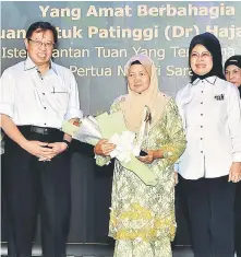  ??  ?? TAHNIAH: Norkiah (tengah) menerima anugerah yang disampaika­n oleh Abang Johari (kiri) sambil disaksikan Fatimah pada sambutan Hari Wanita 2017 Peringkat Negeri Sarawak di Kuching, semalam.