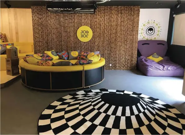  ??  ?? O showroom apresenta algumas peças que reforçam o espírito da marca por meio do design, da comida e bebida e também da experiênci­a