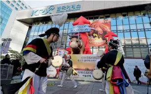  ?? AP ?? Dancers in traditiona­l costumes performing to celebrate the opening ceremony of the 2019 trading year at the Korea Exchange in Seoul on Wednesday. —