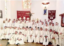  ??  ?? Cinco obispos y 40 sacerdotes estuvieron presentes en la celebració­n eucarístic­a por los 25 años de la Diócesis.