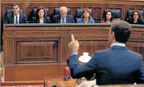  ?? Foto: Efe ?? El presidente del PP, Pablo Casado, interviene en el Congreso ante la bancada del Gobierno español liderada por Sánchez.