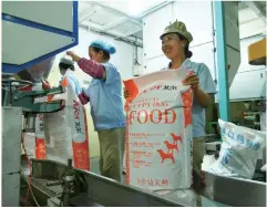  ?? ?? Workers pack pet food at a factory in Nanhe district in Xingtai, North China’s Hebei Province, on July 3, 2019.