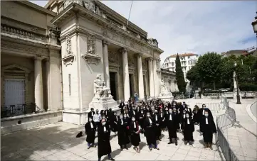  ?? (Photo Patrick Blanchard) ?? Une bonne cinquantai­ne d’avocats se sont réunis devant le palais de justice de Toulon. Sans faire l’unanimité parmi la profession.