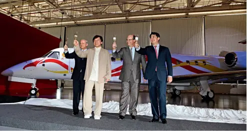  ??  ?? 3 de febrero de 2012. La empresa Embraer da la bienvenida en su sede de Sao José dos Campos, en Sao Paulo (Brasil), a la estrella china Jackie Chan, quien fue el primer cliente chino de su Jet Ejecutivo Legacy 650.