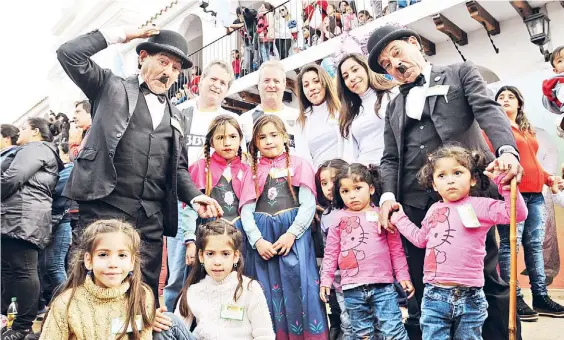  ?? FOTOS: FERNANDO DE LA ORDEN ?? Una vida de a dos. Chicos y grandes, todos celebraron ayer en Famaillá, Tucumán, con su hermano mellizo.