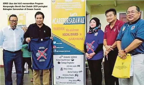  ??  ?? IDRIS (dua dari kiri) merasmikan Program Kampungku Bersih Dari Dadah 2019 peringkat Bahagian Samarahan di Dewan Suarah.