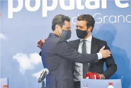  ?? MIGUEL ÁNGEL MOLINA (EFE) ?? El líder del PP, Pablo Casado (d), abraza al presidente del PP-A y de la Junta, Juanma Moreno, ayer en Granada.