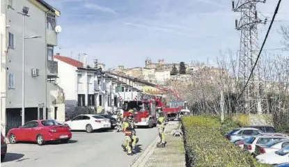  ?? CEDIDA A EL PERIÓDICO ?? Residencia­l San Francisco Los bomberos, el día que rescataron el cadáver de Eduardo. ▷