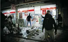  ?? FOTO: JULIAN RETTIG/DPA ?? Szenen wie diese – Plünderung­en in der Marienstra­ße in Stuttgart – wollen Stadt, Land und Polizei künftig gemeinsam verhindern.
