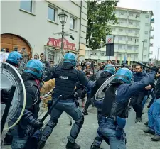  ?? (LaPresse) ?? Anti-sommossa Scontri tra manifestan­ti e forze dell’ordine a Torino