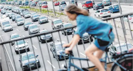  ?? FOTO: MARKUS SCHOLZ ?? Für den privaten Betreiber hat sich der sechsspuri­ge Autobahnau­sbau der A1 nicht gelohnt. Jetzt will er 640 Millionen Euro vom Bund. Der Streit könnte ein Rückschlag für den privaten Autobahnau­sbau bedeuten. Auch die A 8 Ulm/München wurde privat ausgebaut.