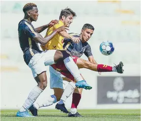  ??  ?? Piazon tenta livrar-se de dois jogadores do Portimonen­se
O Braga terminou com sete jovens da formação: Hornicek, Bruno Rodrigues, Buta, Roger, Vítor, Rodrigo Gomes e Fabiano