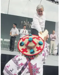  ?? NOTIMEX ?? MENSAJE. López Obrador, en su gira por zonas dañadas por el huracán “Willa”, en Nayarit.