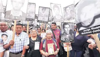  ??  ?? ► Protestas contra el indulto se realizaron en las principale­s ciudades de Perú.