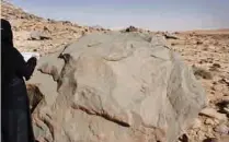  ??  ?? نقوش صخرية تكشف قدم الوجود البشري (الوطن)
