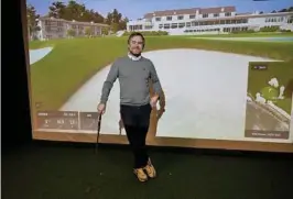  ?? JOHANNESSE­N FOTO: FRANK ?? BYGGET SIMULATOR: Ofeigur Johann Gudjonsson synes det er stas å ha fått en topp moderne golfsimula­tor til Grimstad.