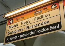 ?? Foto: Petr Topič, MAFRA ?? Pražský dopravní podnik kvůli rozloučení s Gottem změnil i orientační tabule ve stanici metra Anděl.