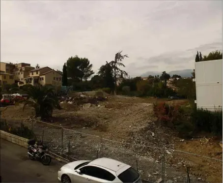  ?? (Photos Laurent Carré) ?? Des parkings provisoire­s sont en cours de terrasseme­nt sur ces terrains de l’impasse de la Vigne à l’arrière de Polygone
Riviera.