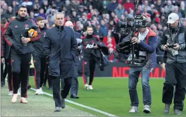  ??  ?? REGRESO. José Mourinho volverá a Stamford Bridge con su futuro en el aire.