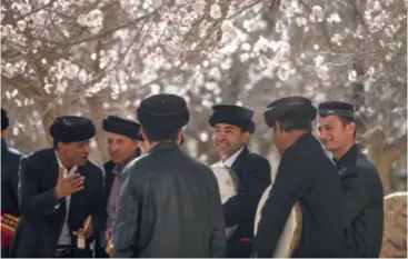  ?? ?? Residents chat under apricot trees in Bahrigzi Village of Tar Tajik Township, Akto County, Xinjiang Uygur Autonomous Region, on March 28, 2023