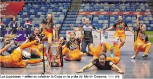  ?? FOTO EFE ?? Las jugadoras mariñanas celebran la Copa en la pista del Martín Carpena.