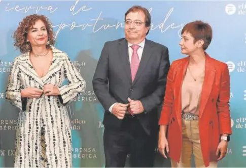  ?? ?? La ministra Montero; el presidente de la Junta de Extremadur­a, Fernández Vara, y la ministra Rodríguez