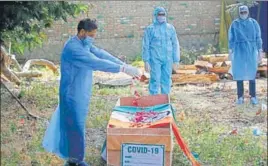  ??  ?? FINAL FAREWELL Petals being showered on the coffin of a paramilita­ry officer who succumbed to Covid-19 in Srinagar on Saturday. WASEEM ANDRABI/ HT