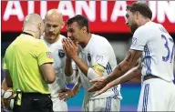  ?? JASON GETZ — USA TODAY SPORTS ?? Magnus Eriksson, from left, Chris Wondolowsk­i and Guram Kashia argue a red card Saturday against an Earthquake­s teammate.