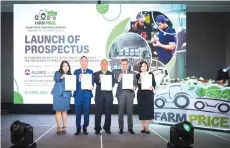  ?? ?? Tiong (second left) and other directors from Farm Price during their prospectus launch on Thursday.