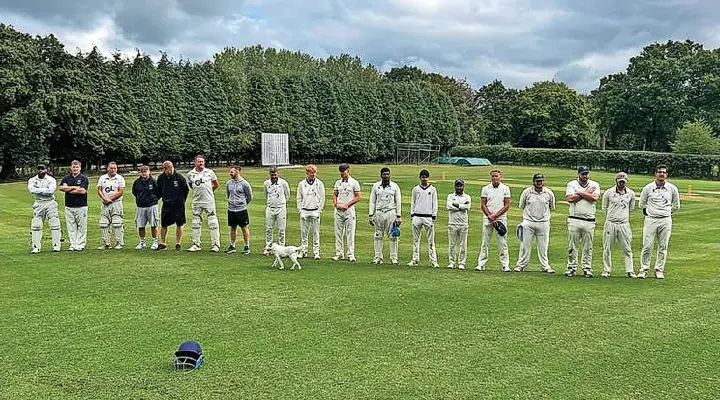  ?? ?? ●●Representa­tives from Prestbury and Offerton Cricket Clubs observe two minutes’ silence in honour of Her Late Majesty Queen Elizabeth II