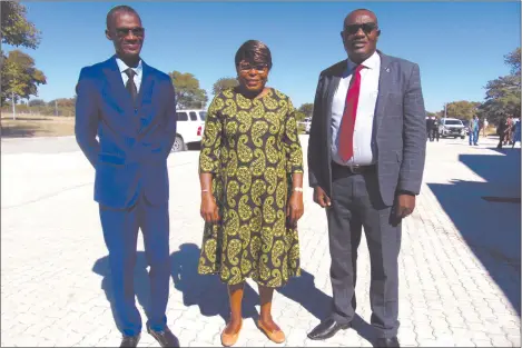  ?? Photo: Nampa ?? Cooperatin­g… Angolan governor for the Cunene Province Gerdina Didalelwa flanked by governors Erginus Endjala (Omusati) and Walde Ndevashiya (Ohangwena).