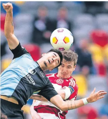  ?? FOTO: MARIUS BECKER/DPA ?? Marcel Sobottka (r.) im Kopfballdu­ell gegen Nürnbergs Jens Castrop.