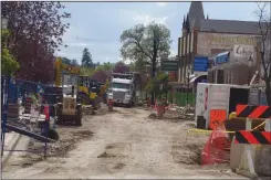  ?? NEWS PHOTO EMMA BENNETT ?? Constructi­on work on Second Street SE downtown continues Tuesday afternoon.