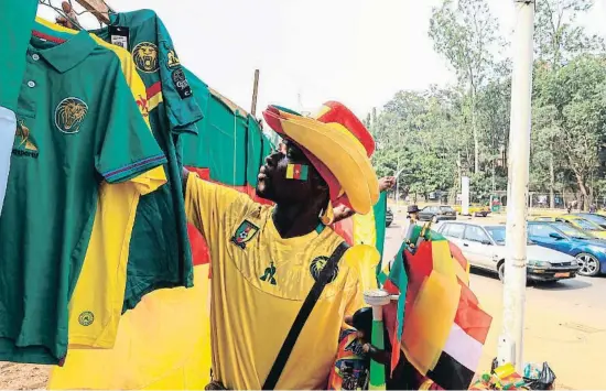  ?? URO
   A                R ?? Un parada de Yaoundé on es venen samarretes, banderes i trompetes per animar el Camerun durant la Copa d’Àfrica