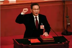  ?? (Reuters) ?? Li takes an oath after being elected