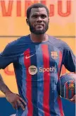  ?? AFP ?? In posa Franck Kessie posa per i fotografi con la maglia del Barça