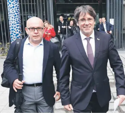  ?? ?? ►
El exlíder catalán Carles Puigdemont (a la derecha) junto al abogado Gonzalo Boye (a la izq.).