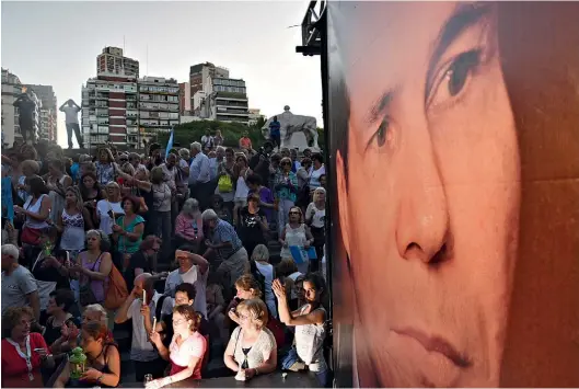  ?? PEDRO LAZARO FERNANDEZ ?? Una marcha en recuerdo del fiscal Alberto Nisman con motivo del primer aniversari­o de su muerte en Plaza Alemania, de la ciudad de Buenos Aires.