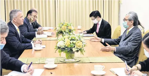  ?? GOVERNMENT HOUSE PHOTO ?? Michael George DeSombre, the US ambassador to Thailand, pays a courtesy call on Deputy Prime Minister Somkid Jatusripit­ak at Government House yesterday.