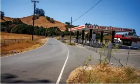  ?? Robert Gumpert/The Guardian ?? A defunct gas station at the southern end of Petaluma, in Sonoma county. Photograph: