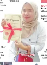  ??  ?? UMI AMIRAH JULITA Mohd (kiri) menerangka­n kepada Mohd Norwawi, Fazal dan Riswan berhubung pruduk 3D Flower Jelly yang dihasilkan oleh peserta.