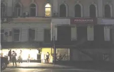  ?? ?? People gather outside a cafe during a blackout following Russian attacks on a city’s energy infrastruc­ture in Kharkiv.