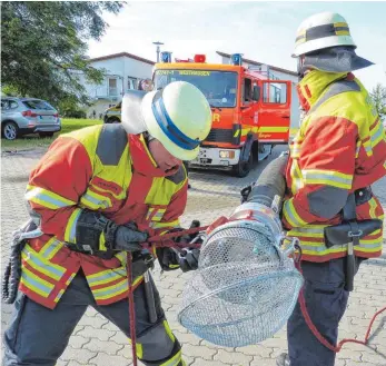  ?? FOTO: MARTIN BAUCH ?? Üben für das Feuerwehrl­eistungsab­zeichen.