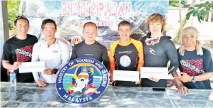  ??  ?? AHMAD Zaki (tiga kiri), Pengarah Motac Pahang Datuk Idrus Yahya (tiga kanan) dan Presiden Persatuan Pengusaha Backpacker­s Sabah Richie Lee merakamkan gambar kenangan dengan wira-wira tempatan Octavius (kiri), Camuel (dua kanan) dan Joe (kanan).